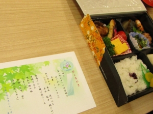 給食サービスの試食.JPG